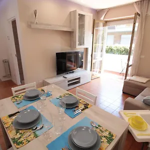 Apartment House, 300 M Dal Mare,